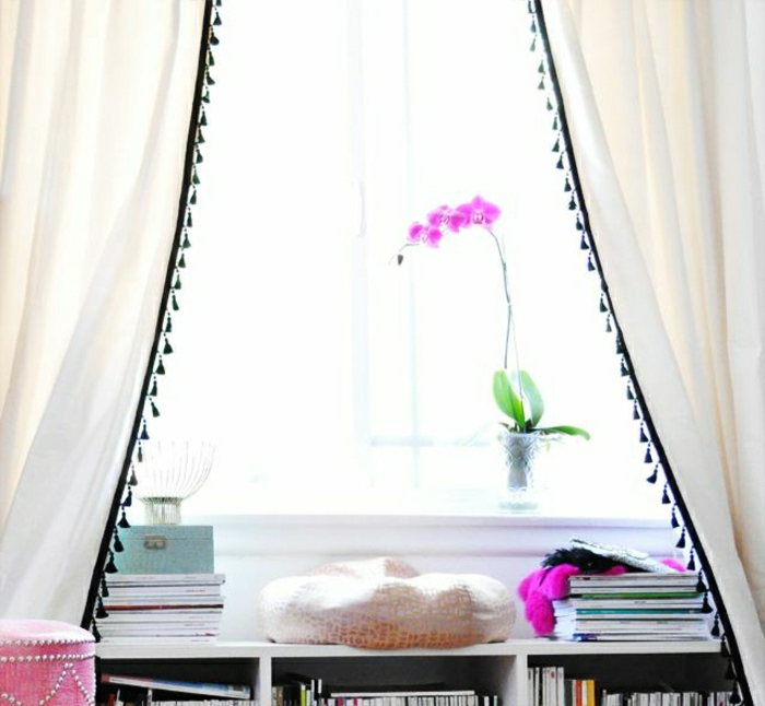 Fenster-Blumentopf-Orchidee-weiße-Vorhänge-kleine-schwarze-Quasten