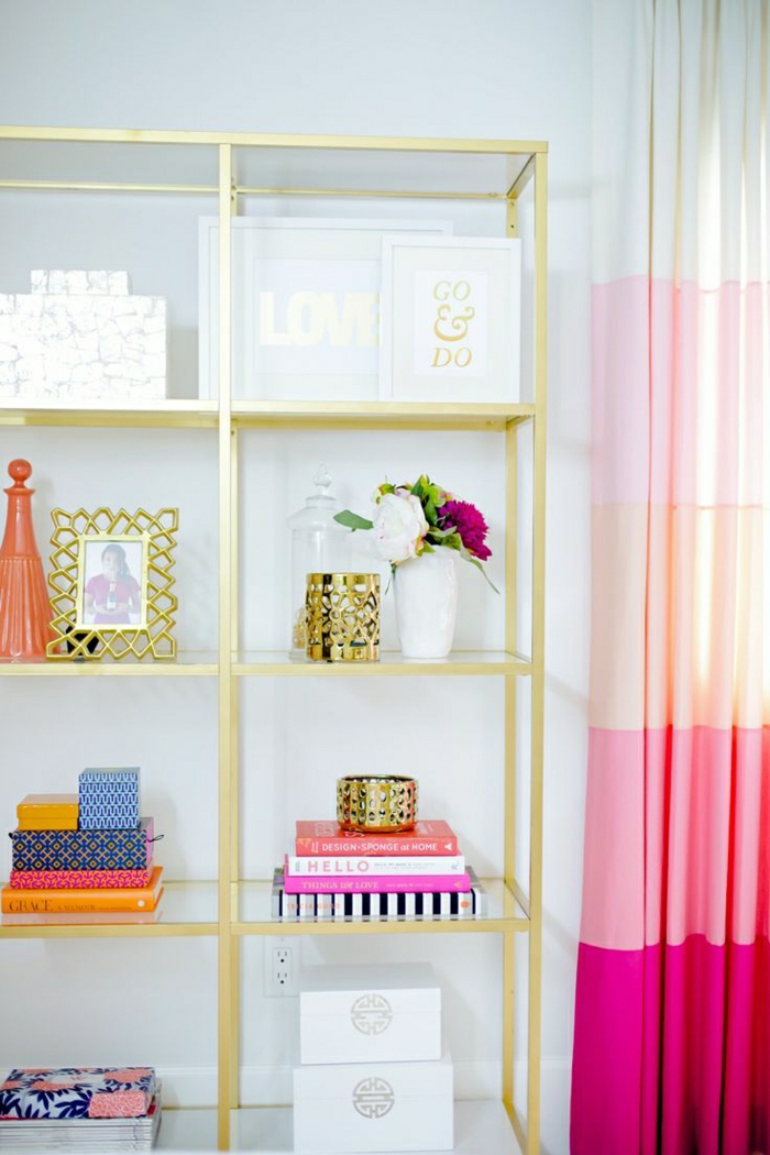 Gardinen-rosa-Nuancen-Regale-goldener-Rahmen-bunte-Gegenstände-Fotorahmen-Blumen-Bücher