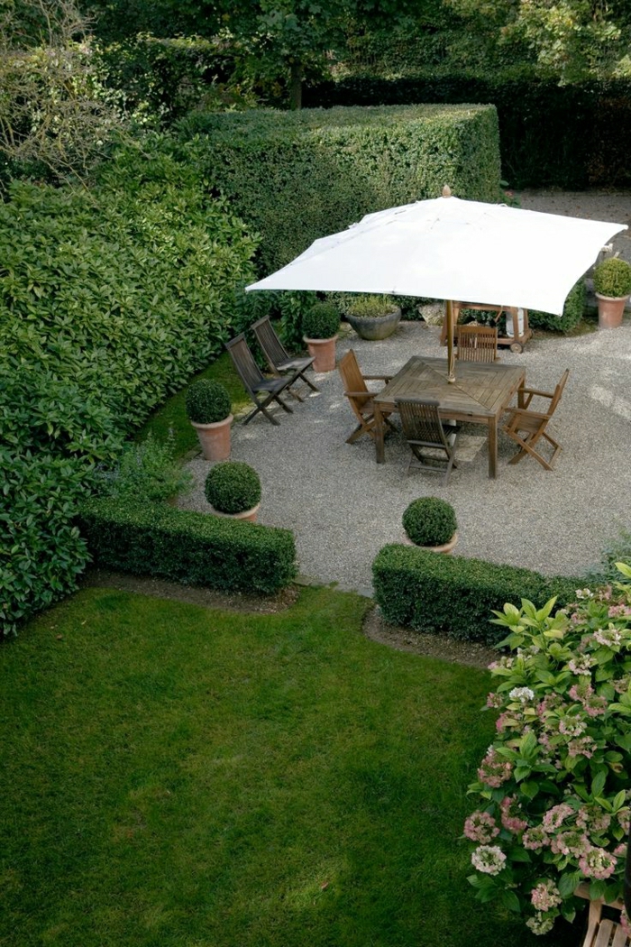 Garten-Gras-dekorative-Steine-hölzerne-Möbel-Gartenschirm-weiß-quadratisch
