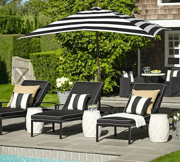 Gartenschirm-Sonnenschirm-gestreift-schwarz-weiß-Liegestühle-Pool-stilvoll