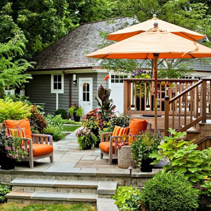Gartenschirme-orange-Farbe-Gartenmöbel-Pflanzen