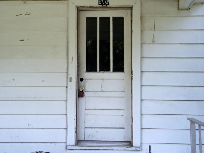 Haus-weiß-alte-Haustür-retro