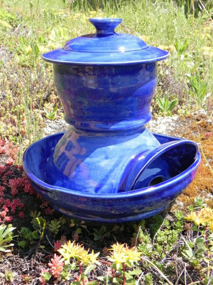 Hof-Garten-Hühnertränke-blaue-Keramik