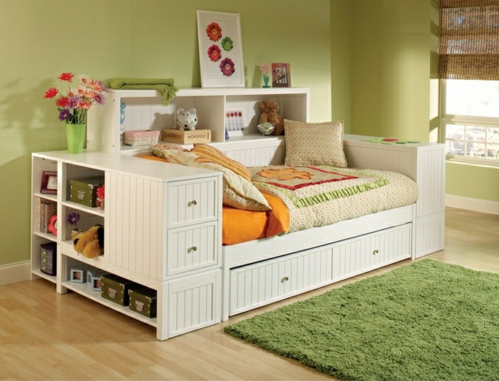 Kinderzimmer-Bett-mit-Schubladen-Blumen-Spielzeuge-grüner-Teppich