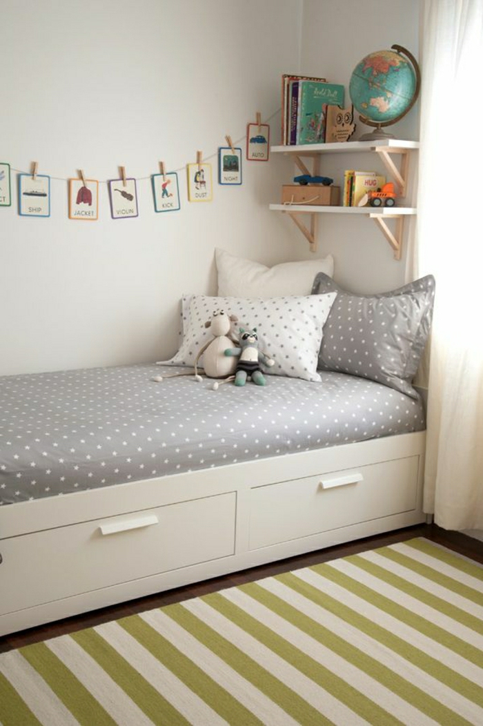 Kinderzimmer-gestreifter-Teppich-Polka-Dot-Bettwäsche-weißes-Bett-mit-Schubladen-Bücher-Spielzeuge-Plüschtiere
