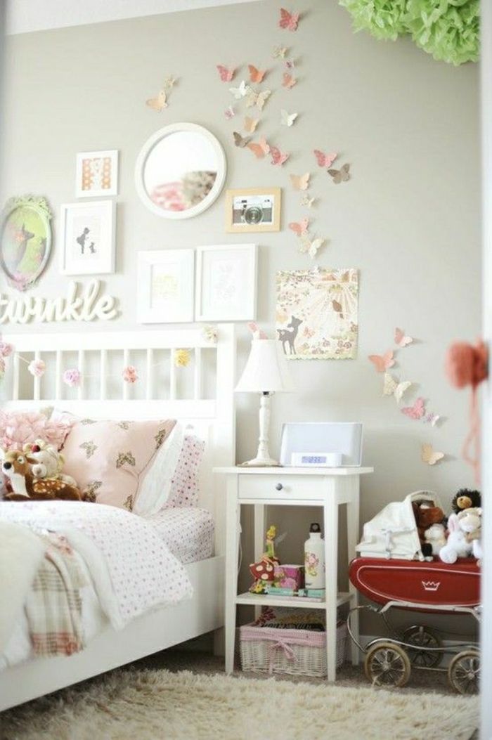 Kinderzimmer-shabby-chic-Stil-weiß-rosa-Gestaltung-Wanddeko-Bilder-Schmetterlinge