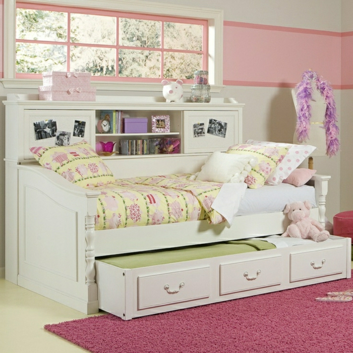 Kinderzimmer-weiß-rosa-bunte-Bettwäsche-Plüschtier-weißes-Bett-Schubladen-rosiger-Teppich