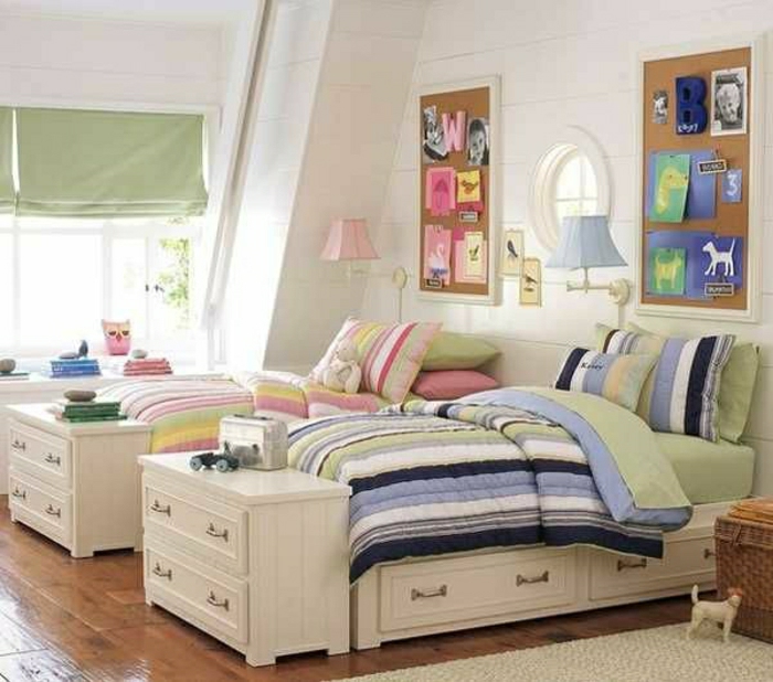 Kinderzimmer-weiße-vintage-Betten-Schubladen-Kommoden-Tafel