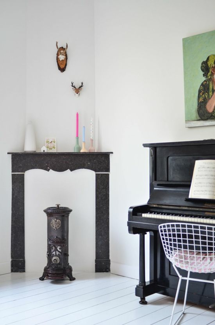 Klavier-Stuhl-Bild-Kerzen-Geweih-weiße-Wände