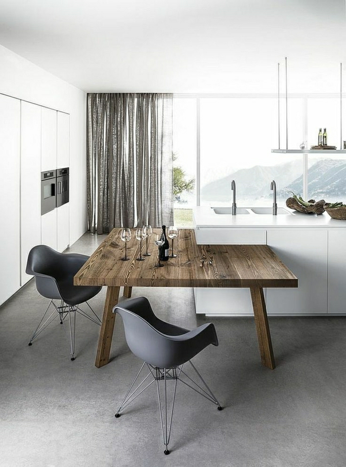 Küche-Esszimmer-minimalistische-Ausstattung-graue-Stühle-weiße-Schränke-hölzerner-Tisch-rustikaler-Stil-Gläser-Weinflasche-graue-moderne-Gardinen-Organza