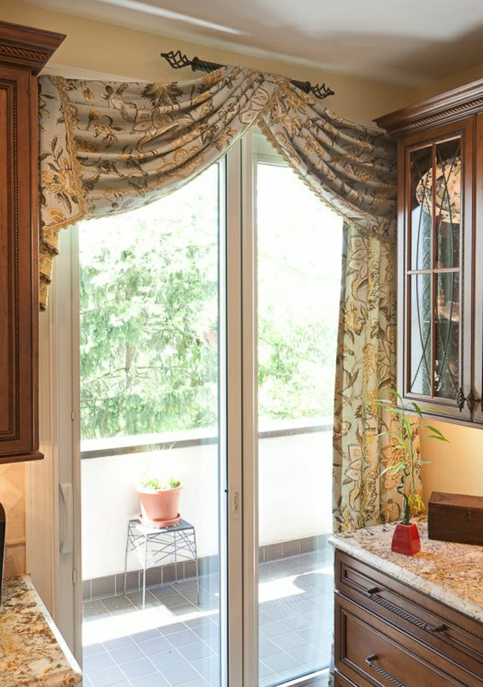 Küche-Tischplatten-Schrank-Terasse-elegante-Vorhänge-goldene-Ornamente