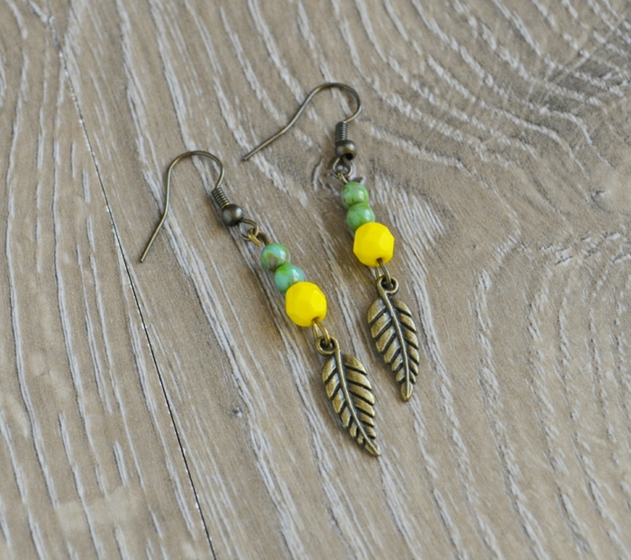 Metall-Ohrringe-Hippie-Boho-hängendes-Modell-Glasperlen-gelb-grün-Blätter-Anhänger