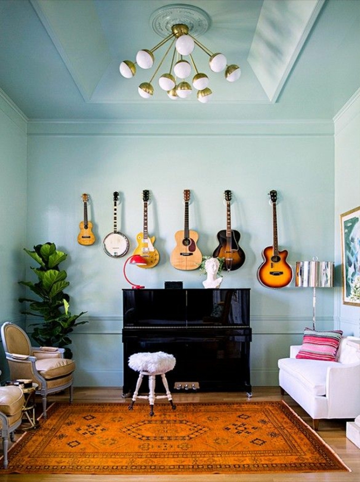 Musikinstrumente-zu-Hause-Wand-Gitarren-schwarzes-Klavier-weißes-Sofa-Hocker-Leder-Sessel