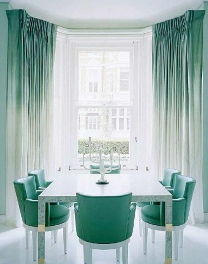 Ombre-Gardinen-Stühle-Minze-Farbe-weißer-Kerzenhalter-elegante-Gestaltung