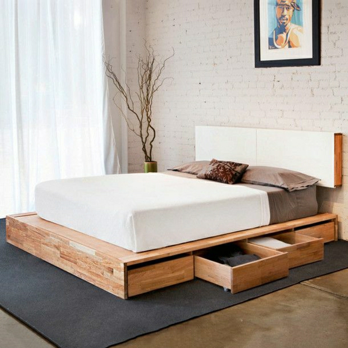 Plattform-Bett-Schubladen-Holz-Ziegelwände-weiße-Gardinen