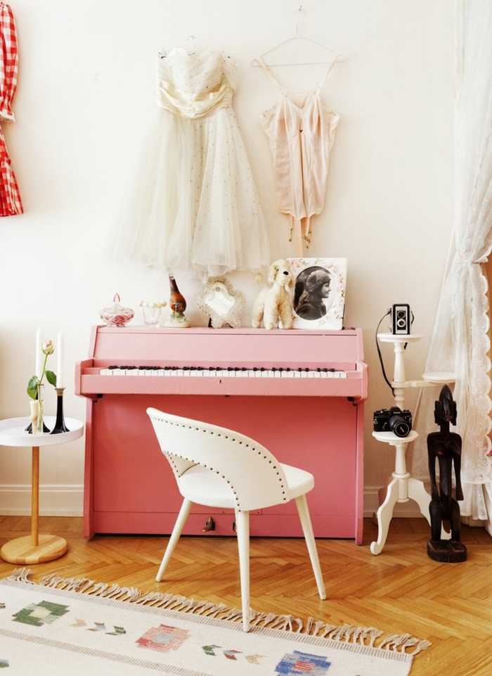 Prinzessin-Zimmer-süß-kokett-Kleider-rosa-Klavier-weißer-Stuhl