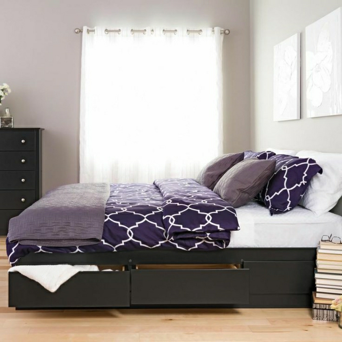 Schlafzimmer-Bett-Schubladen-lila-Bettwäsche-Ornamente-Kommode-weiße-Gardinen-Bild-Bücher