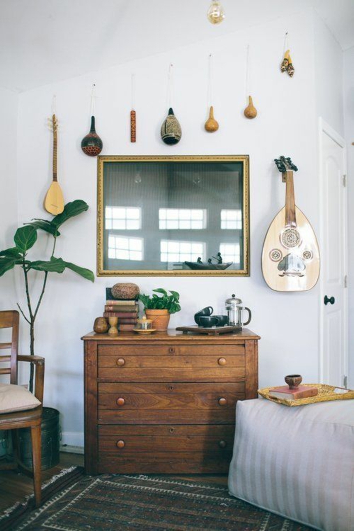 Schlafzimmer-Kommode-Blumentöpfe-Folkloreinstrumente-Wand-hängend