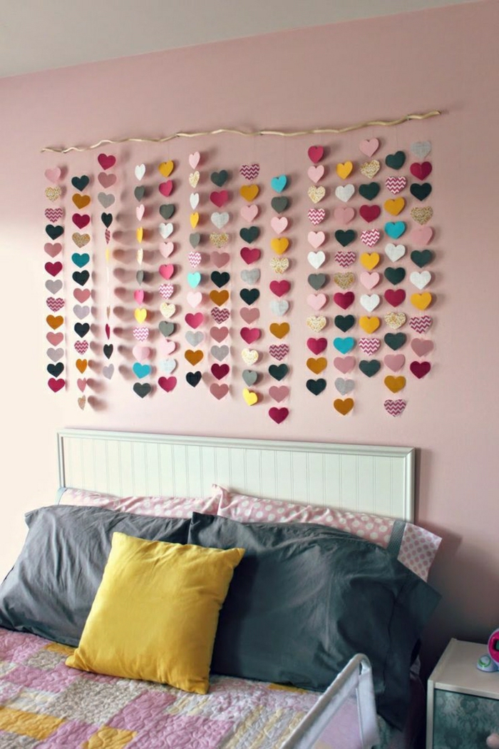 Schlafzimmer-Wanddekoration-hängende-Papierherzen