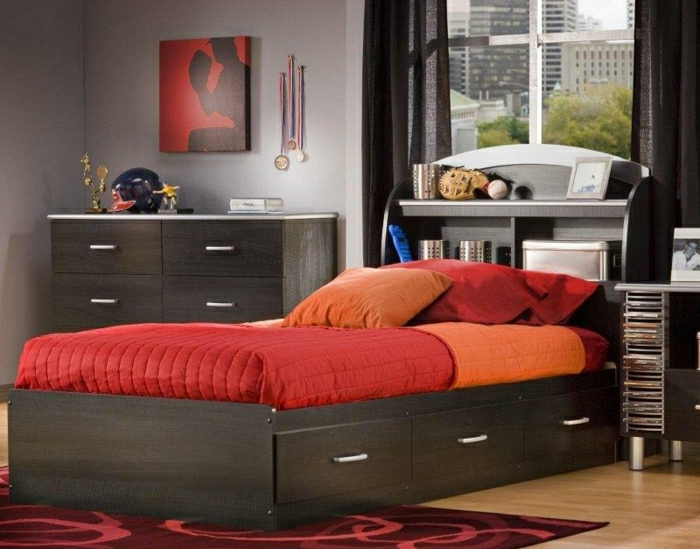 Schlafzimmer-elagant-stilvoll-bett-Schubladen-Bettwäsche-rot-orange-Kommode-Leinwandbild-roter-Teppich-Ornamente