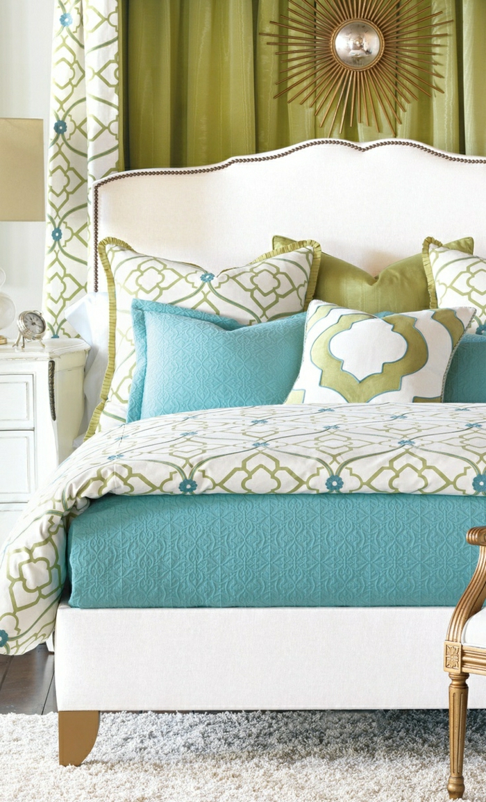 Schlafzimmer-frische-Farbschemen-Kissen-Bettwäsche-Gardinen-gleiches-Muster-goldene-Dekoration-Nachttisch-Wecker