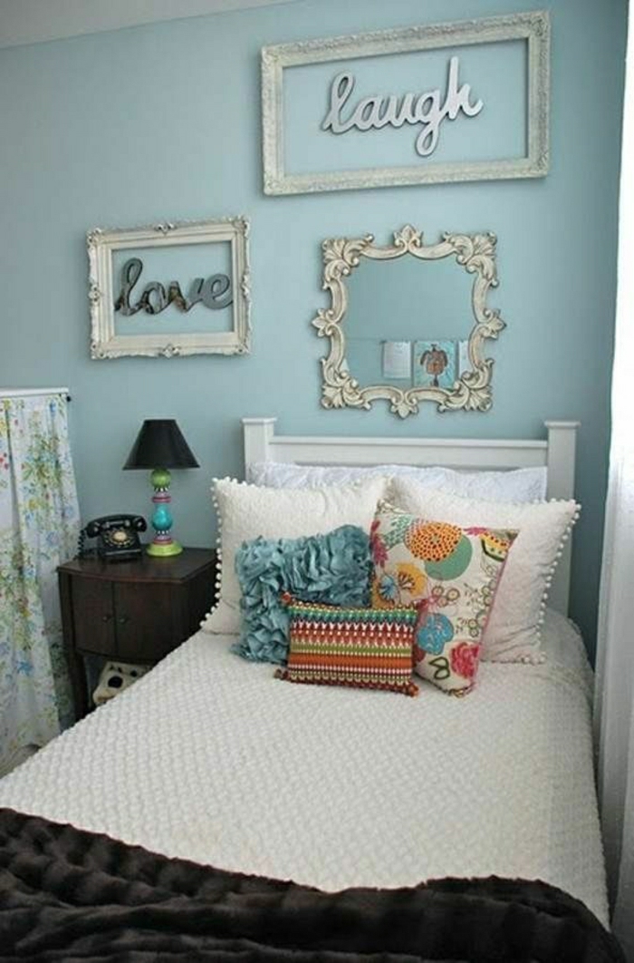Schlafzimmer-romantisch-schick-blaue-Wand-Dekoration-silberne-Rahmen-Aufschriften