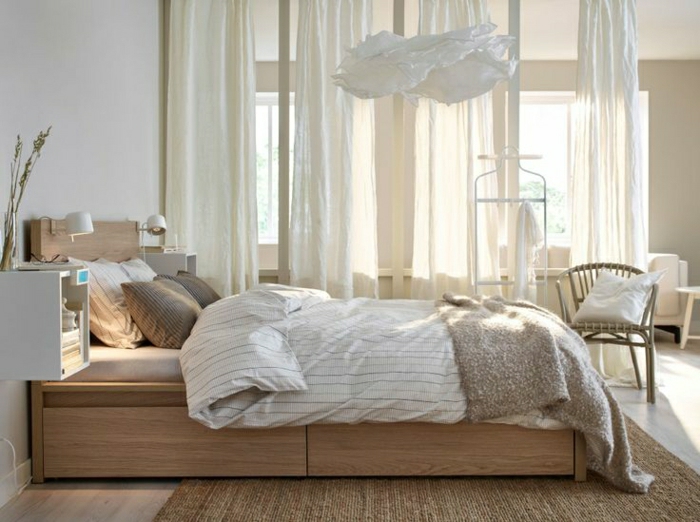 Schlafzimmer-weiße-Gardinen-hölzernes-Bett-mit-Schubladen