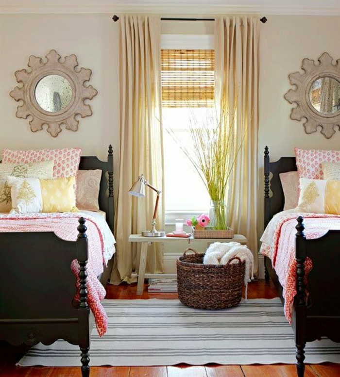 Schlafzimmer-zwei-Betten-rosa-Bettwäsche-Rattankorb-vintage-Wandspiegel-gelbe-Gardinen-modern