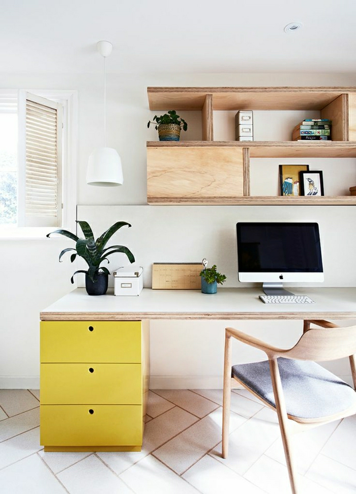 Schreibtisch-gelbe-Schubladen-Stuhl-modernes-Design-Computer-Blumentöpfe-Regale-Bilder-hängende-Lampe-Fenster-Rolladen