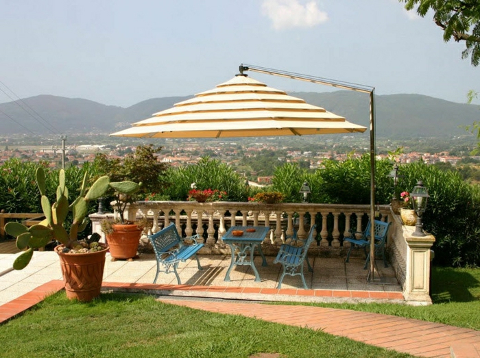 Sonnenschirm-Garten-interessantes-Design-Kaktus-Tisch-Bänke-blau-Metall-Aussicht