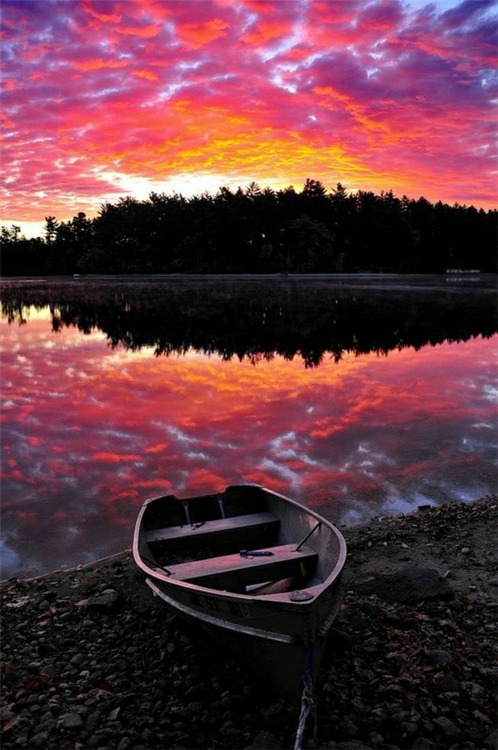 Sonnenuntergang-Bilder-Maine-Sonnenuntergang-grelle-Nuancen-schön-romantisch-Boot-See