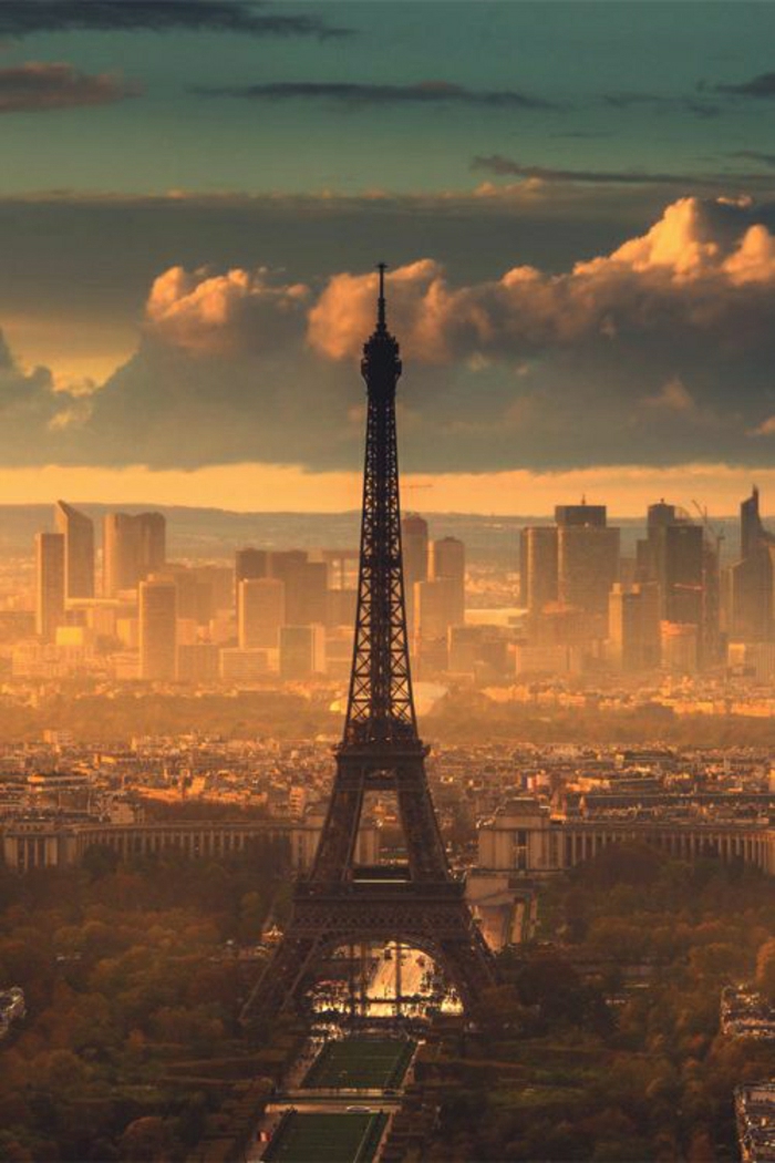 Sonnenuntergang-Paris-Eiffelturm-golden-Wolken-Gebäuden