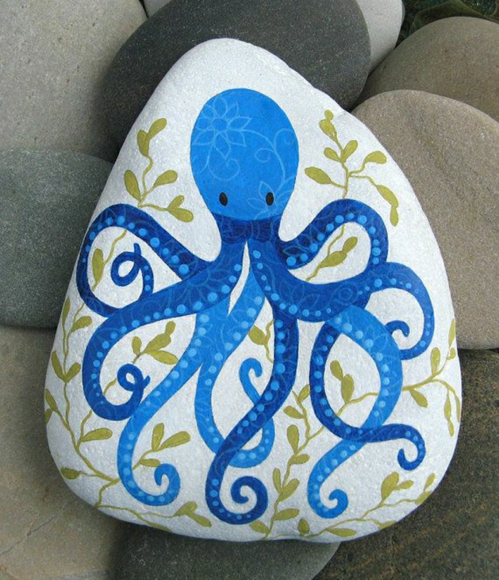 Stein-Zeichnung-blauer-Oktopode-goldene-Blätter-Dekoration