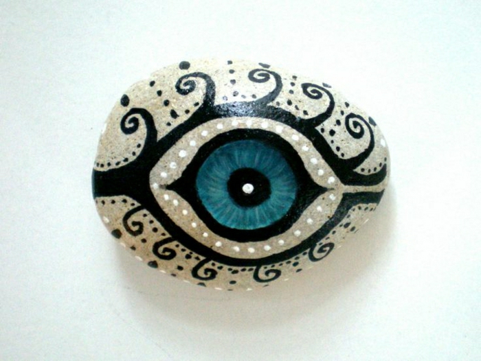 Stein-handgemalt-mystisches-böses-Auge-blau
