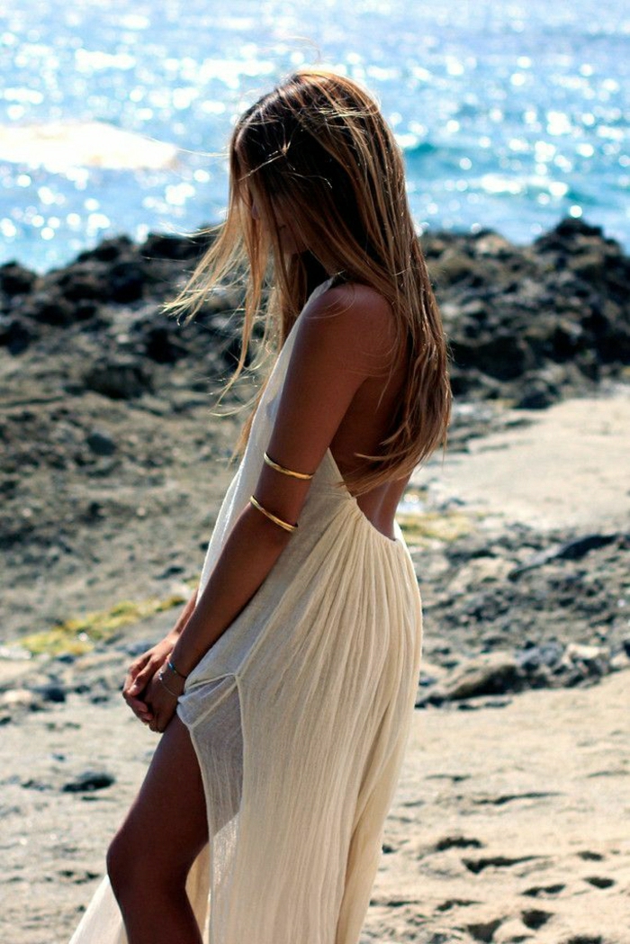 Strand-Meer-Felsen-lüftiges-Modell.Sommerkleid-weiß-goldene-Armbänder