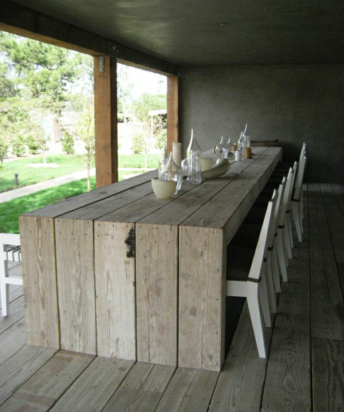 Villa-Veranda-Tisch-Stühle-Geschirr-rustikaler-Stil