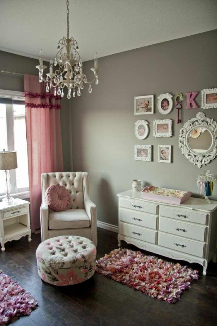 Vintage-Shabby-Chic-Einrichtung-rosa-weiß-Kommode-Sessel-Hocher-Kronleuchter-Kristalle-Wanddekoration-Ideen-Bilder-Spiegel-Schlüssel