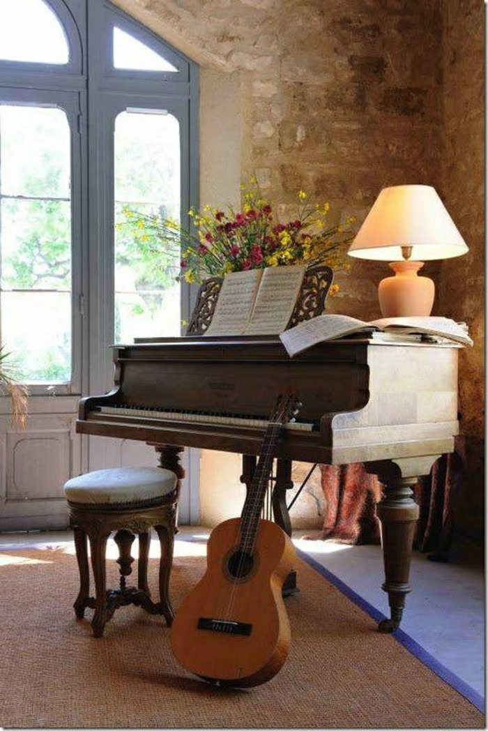Wohnung-Steinwände-das-Musikinstrument-Klavier-Gitarre-Noten-Blumen-Lampen-Stuhl