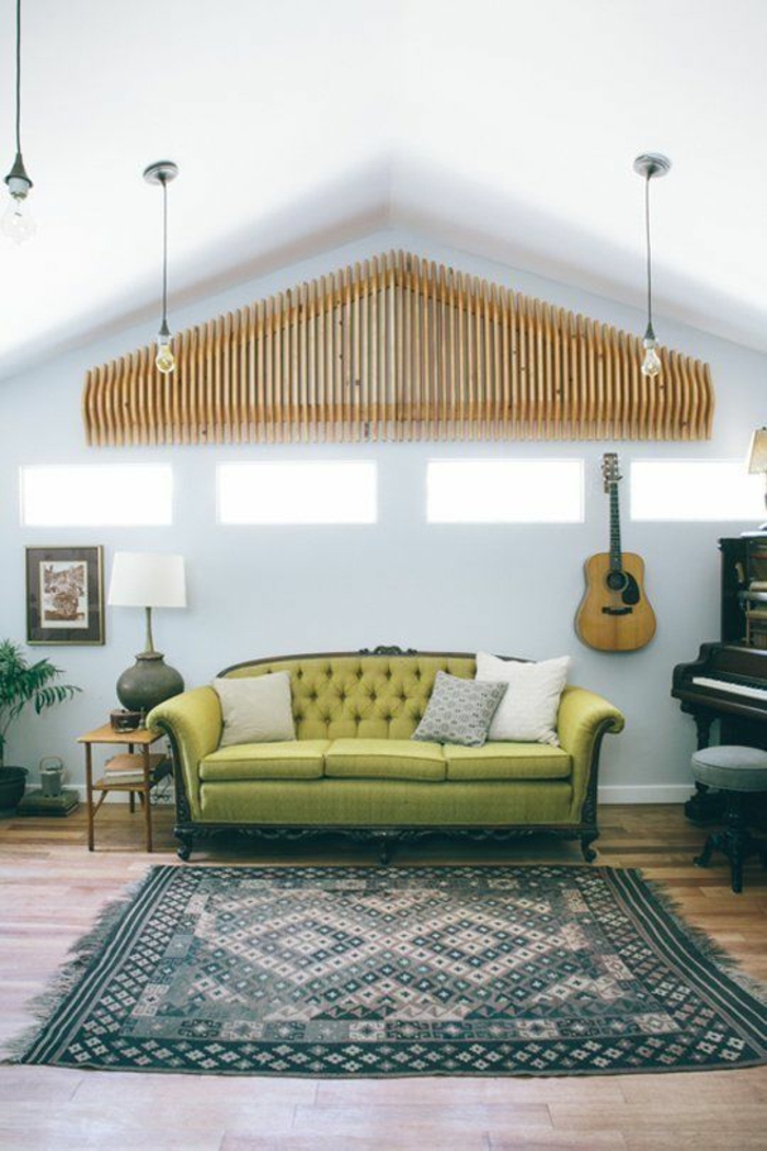 Wohnung-Teppich-weiße-Wände-grünes-Sofa-Kissen-das-Musikinstrument-Klavier-Gitarre