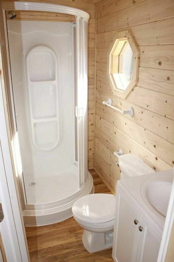 Wohnwagen-kleines-Badezimmer-Toilette-Waschbecken-Duschabtrennung-weiß