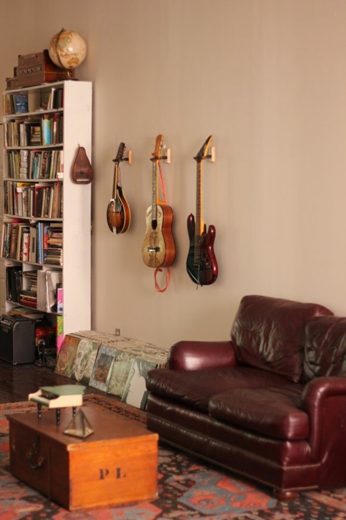 Wohnzimmer-Leder-Sofa-Couchtisch-Gitarren-Bücherregale-Globus
