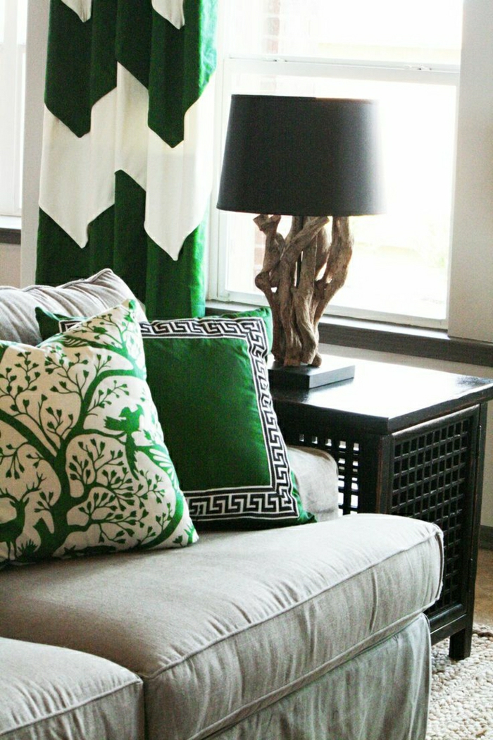 Wohnzimmer-Sofa-Kissen-grün-Waldmotive-rustikale-Nachttischlampe-coole-Gardinen-weiß-grün