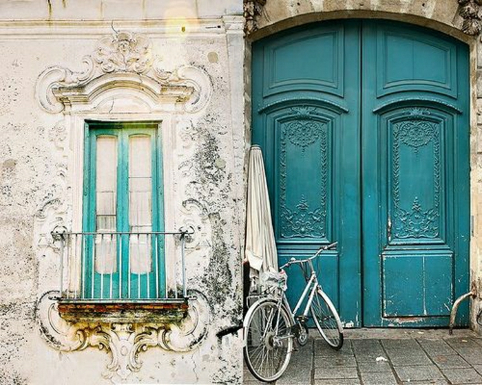 alte-Haustür-türkis-Farbe-vintage-Stil-Fahrrad-Fenster-Balkon