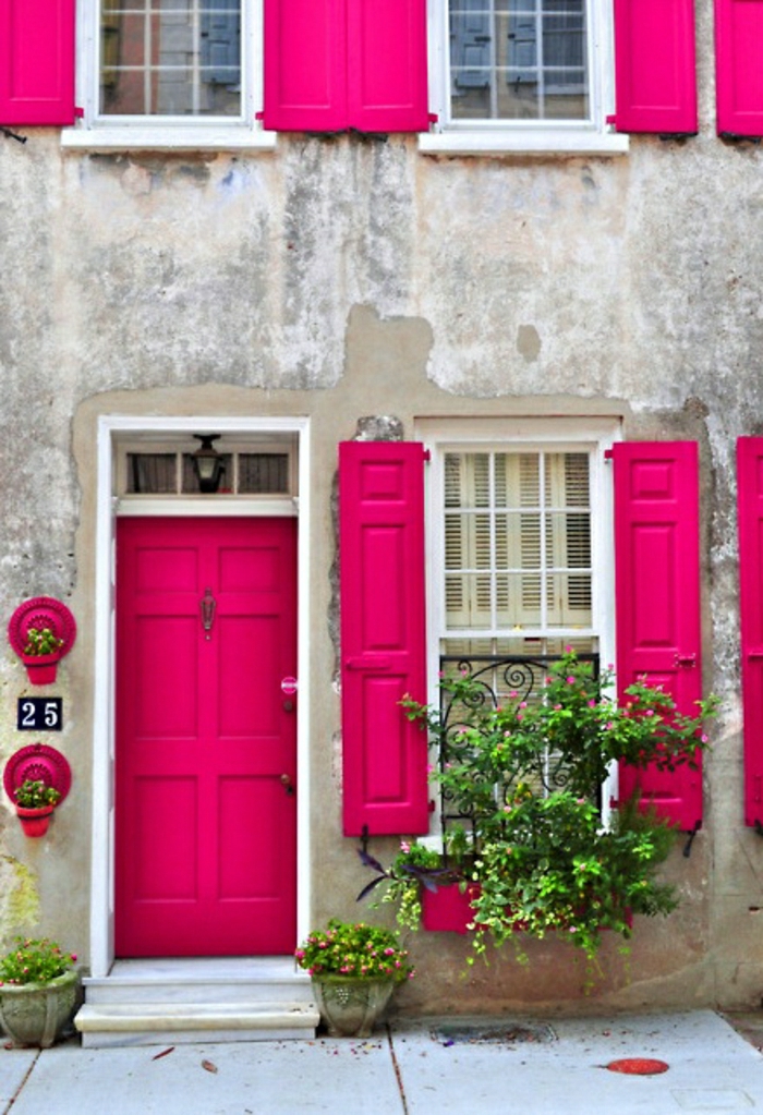 altes-Gebäude-rosa-Haustür-Fensterläden-vintage-Blumen