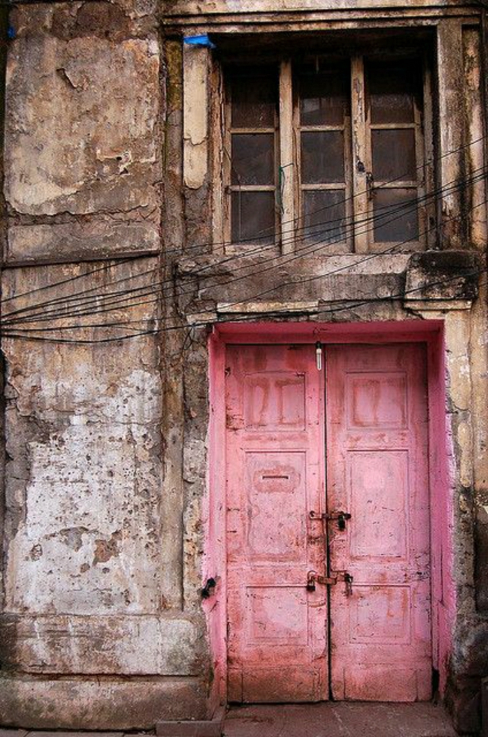 altes-gebäude-vintage-rosa-Haustür