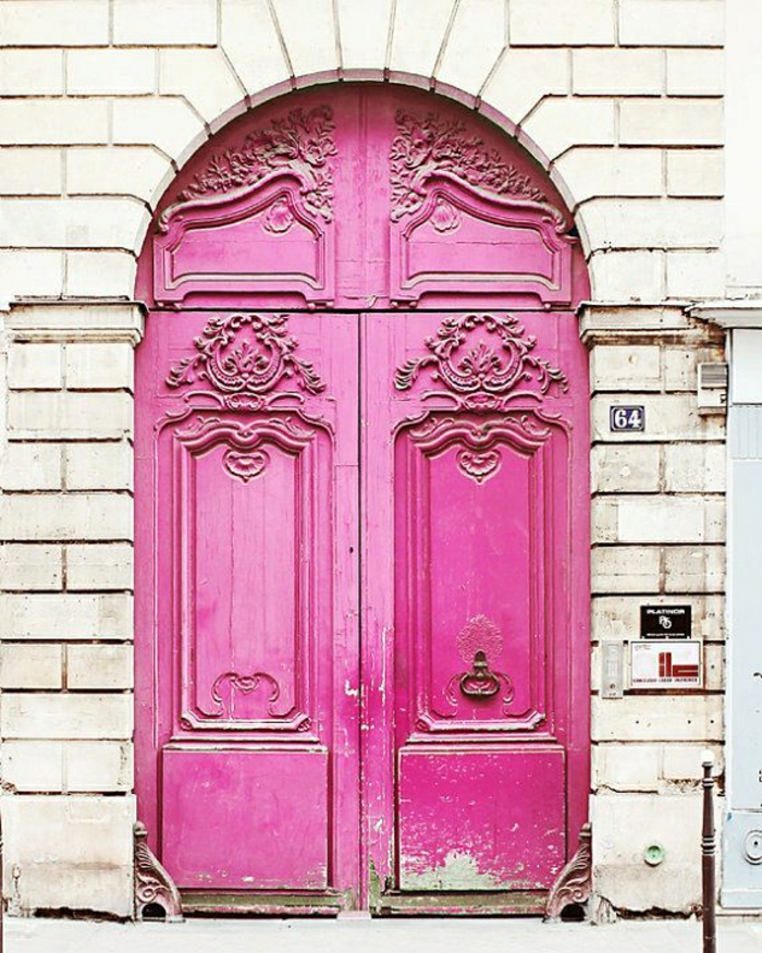 attraktive-rosa-Haustür-alt-vintage-Ornamente