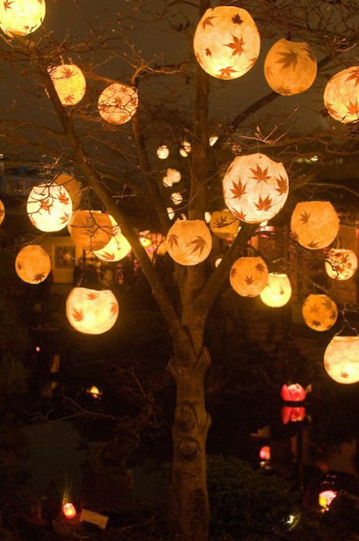 beleuchtete-Globen-Gartenlampen-Blätter-Dekoration-Baum