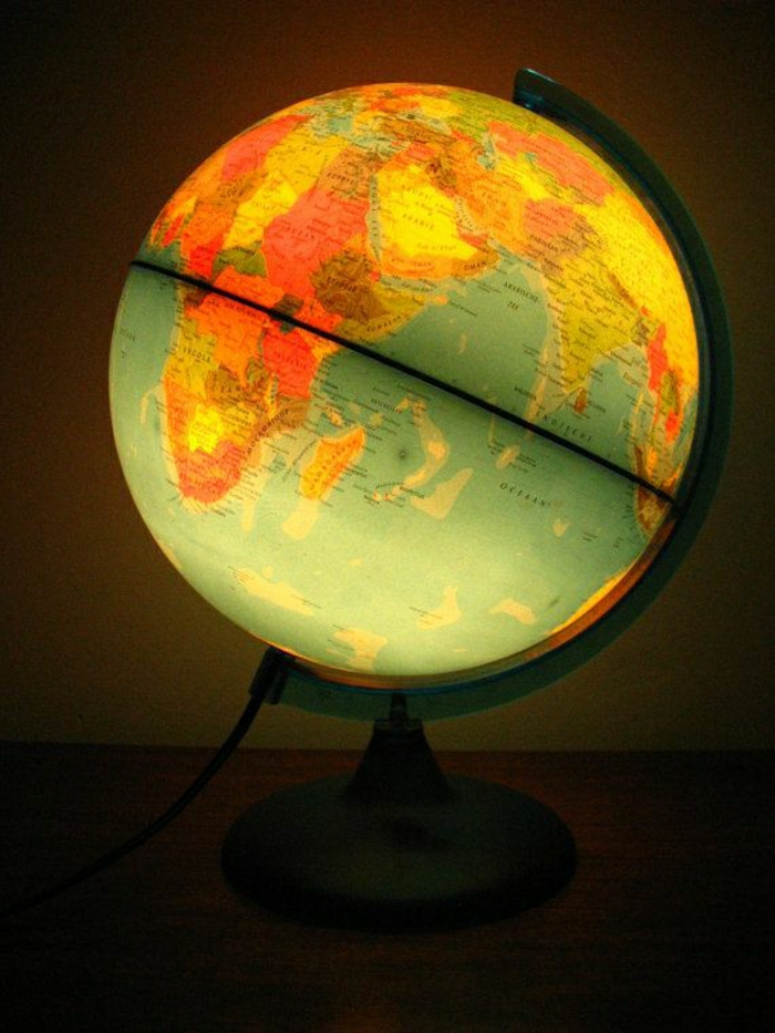 beleuchteter-Globus-Lampe-gemütliche-Atmosphäre