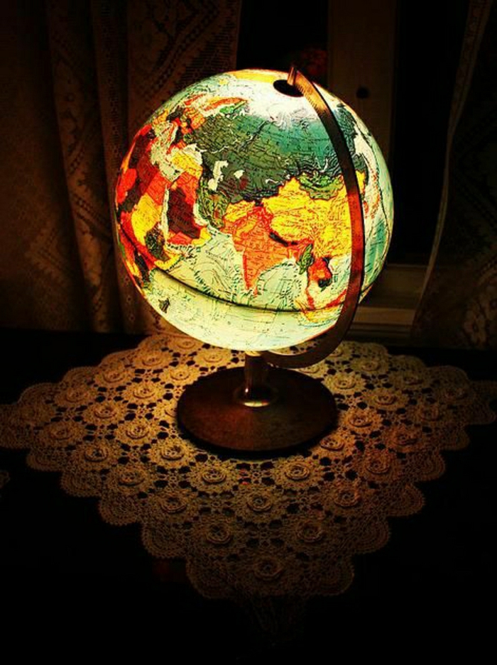 beleuchteter-Globus-Nachttischlampe-cool