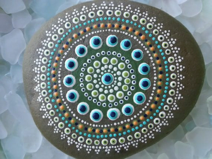 bemalter-Stein-Punkte-Mandala-Muster